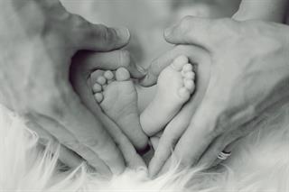 Eine Nahaufnahme der Füße eines Babys