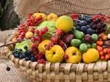ein Korb mit bunten Früchten