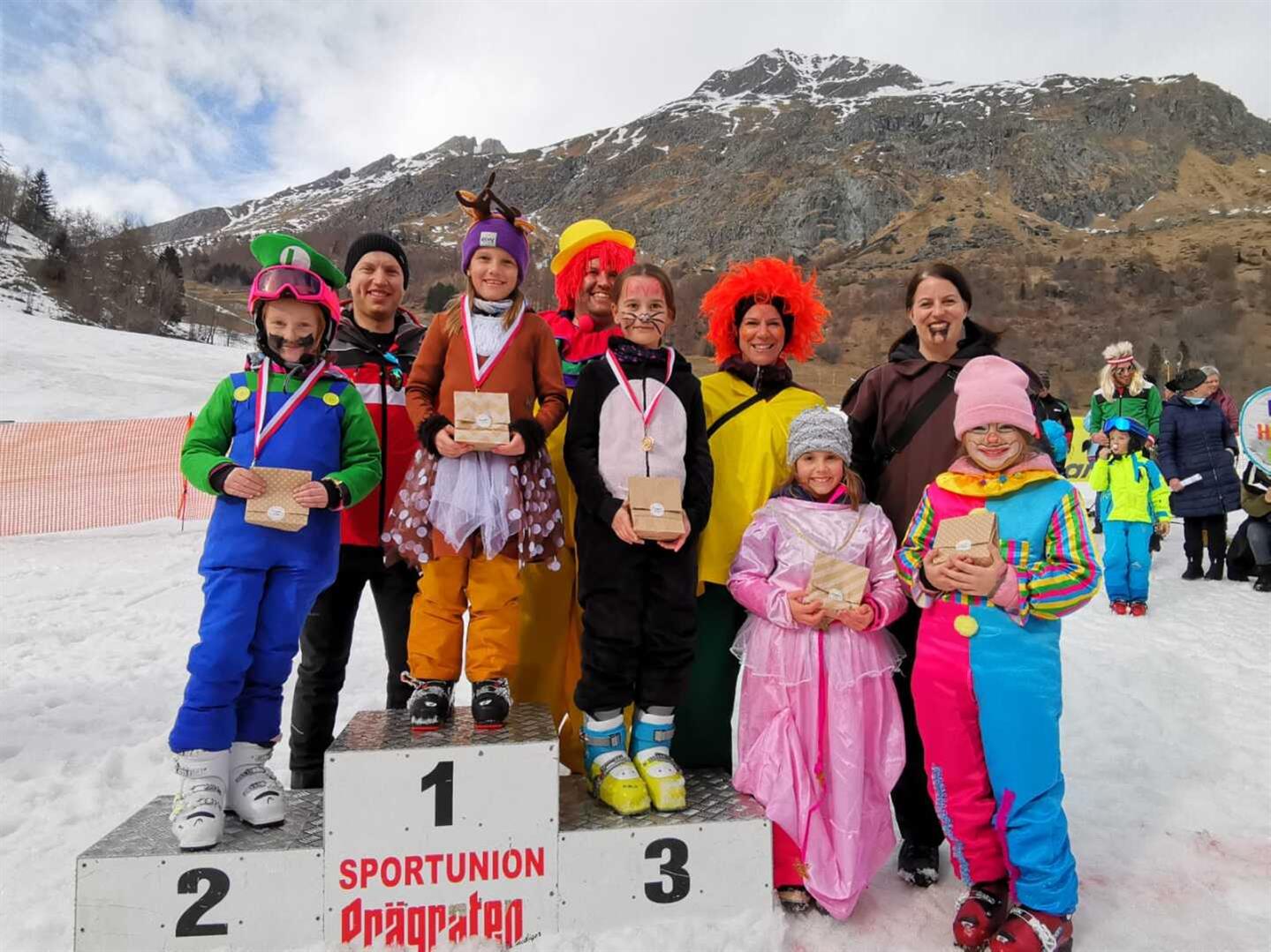 Eine Gruppe von Menschen posiert für ein Foto auf einem verschneiten Berg