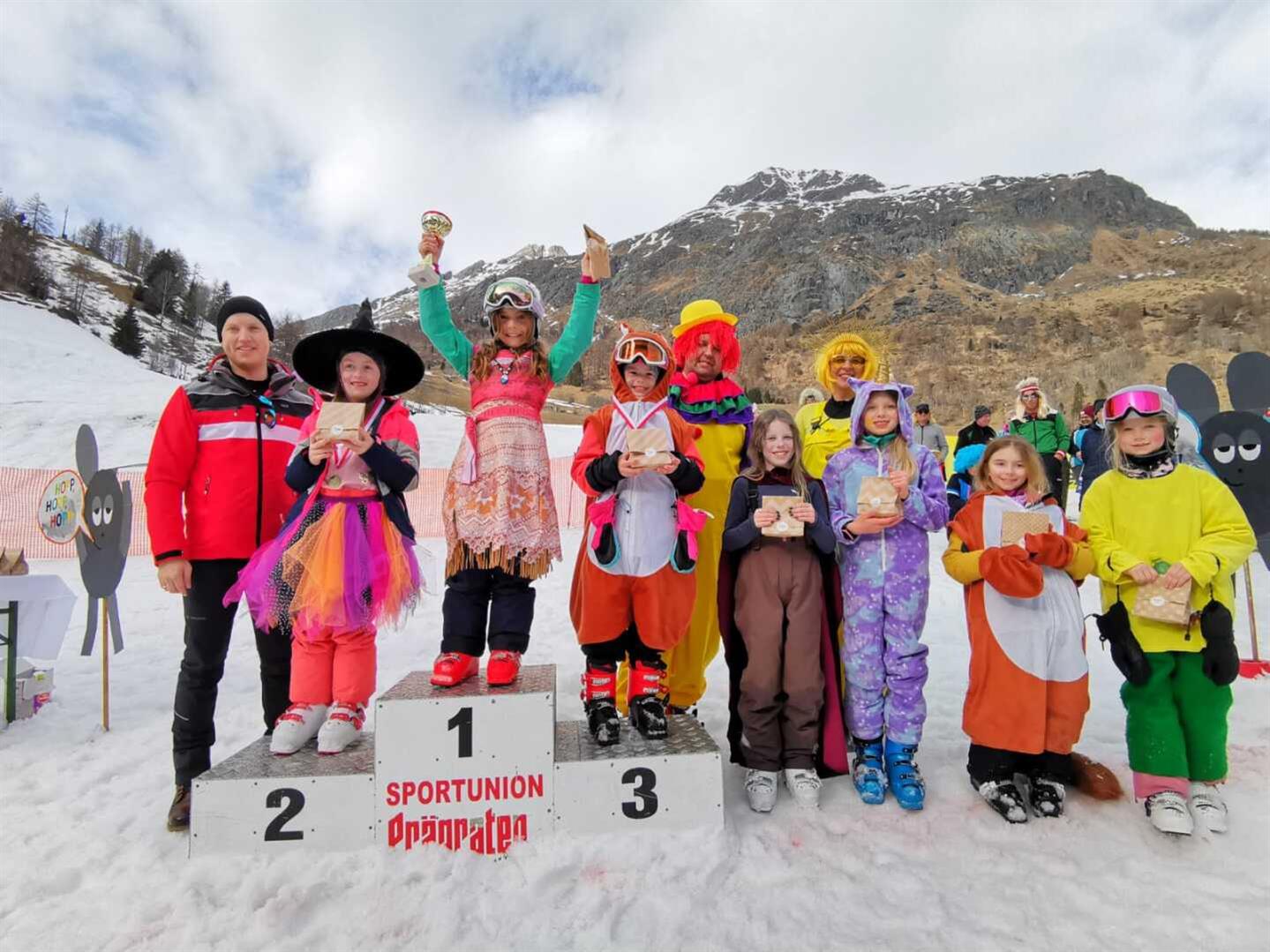 Eine Gruppe von Menschen posiert für ein Foto auf einem verschneiten Berg